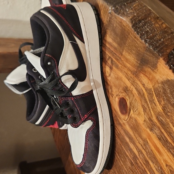 Air Jordan 1 Low SE Utility White Black Red - Picture 4 of 6